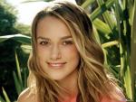 keira_knightley_na_fone_bolotnoy_travi_1024.jpg